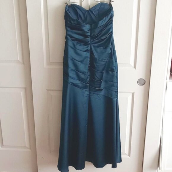 David's Bridal Long Sweetheart Neck Satin Dress - Picture 3 of 10